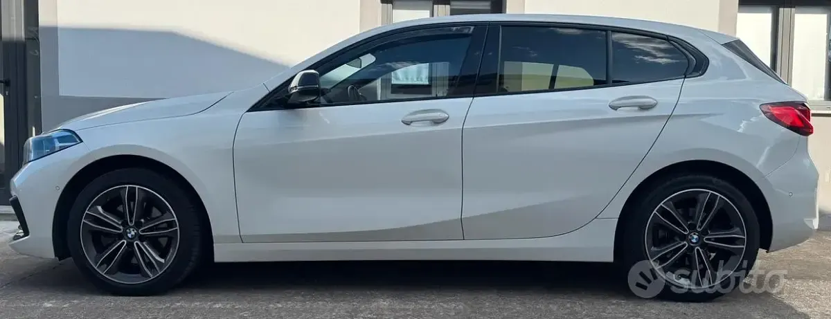 Usata BMW 118 Sport Line 150 CV (110 kW) 2021 Bianco Utilitaria
