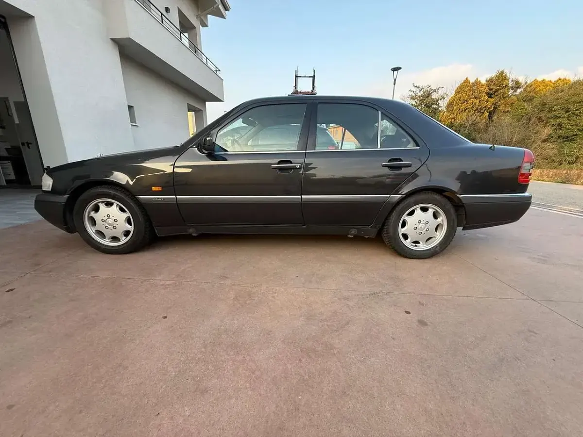 Usata Mercedes C180 Elegance 122 CV (89 kW) 1993 Grigio Berlina