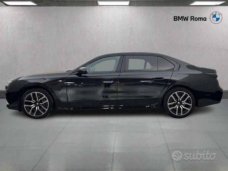 Usata BMW 740 M Sport 299 CV (219 kW) 2025 Black sapphire metallic Berlina