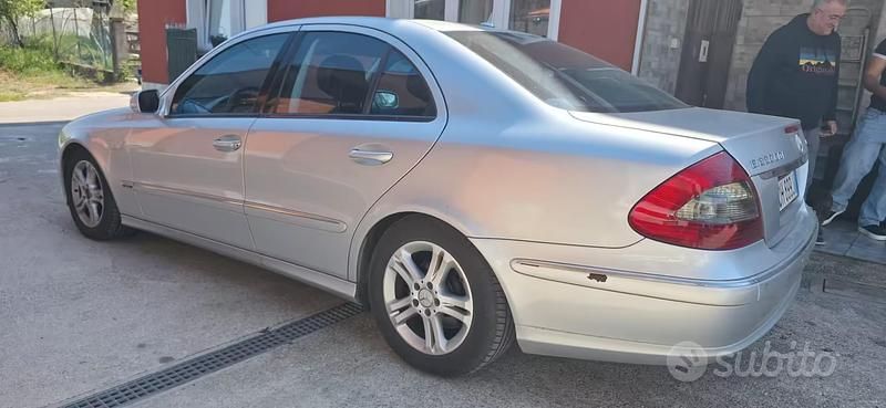 Usata Mercedes E220 Avantgarde 170 CV (125 kW) 2007 Grigio Berlina