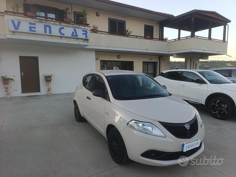 Usata Lancia Ypsilon Silver 95 CV (69 kW) 2018 Marrone Utilitaria