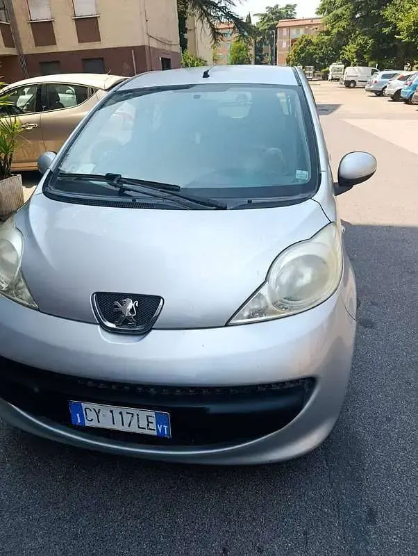 Usata Peugeot 107 68 CV (50 kW) 2006 Argento Utilitaria