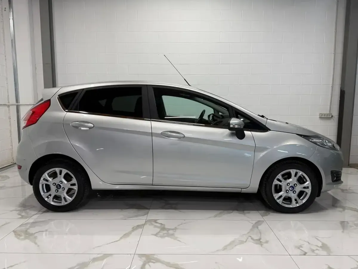 Usata Ford Fiesta Titanium 95 CV (69 kW) 2016 Argento Utilitaria