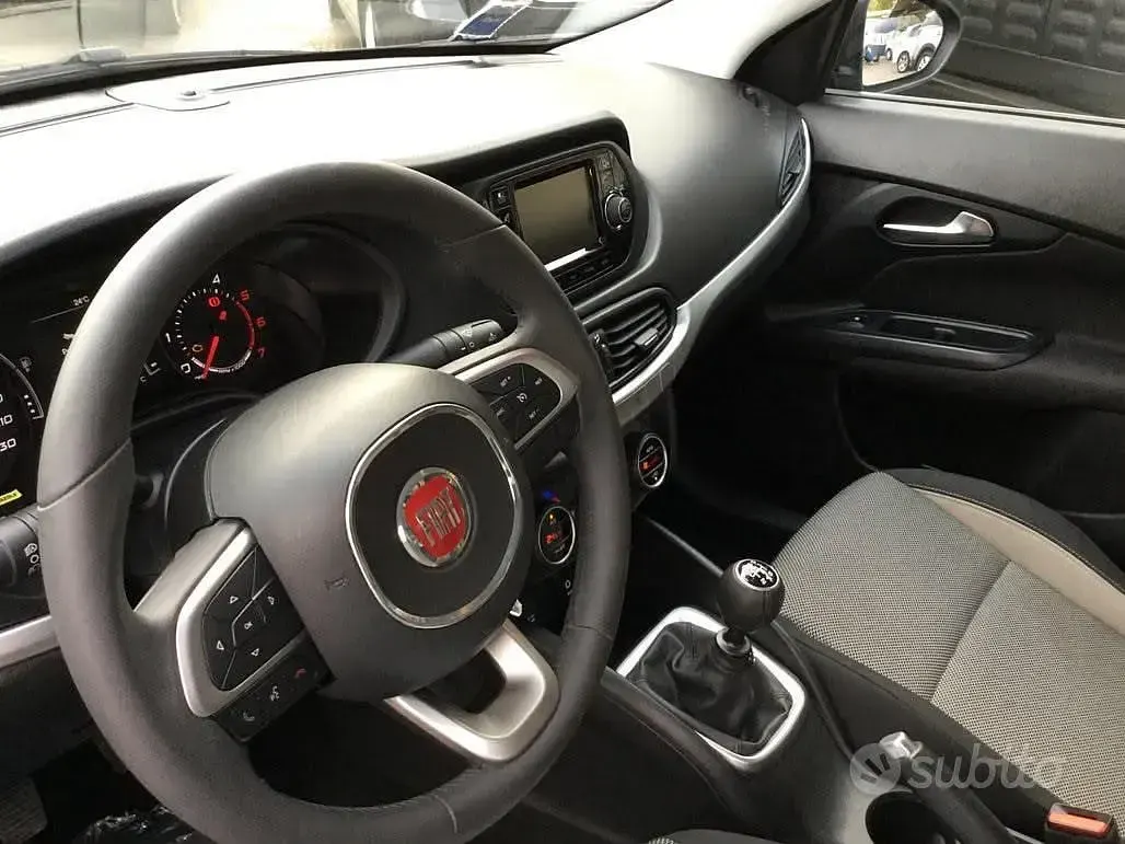 Usata Fiat Tipo 120 CV (88 kW) 2015 Marrone Berlina