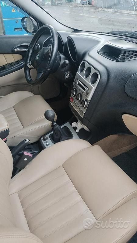 Usata Alfa Romeo 156 140 CV (102 kW) 2004 Nero Berlina