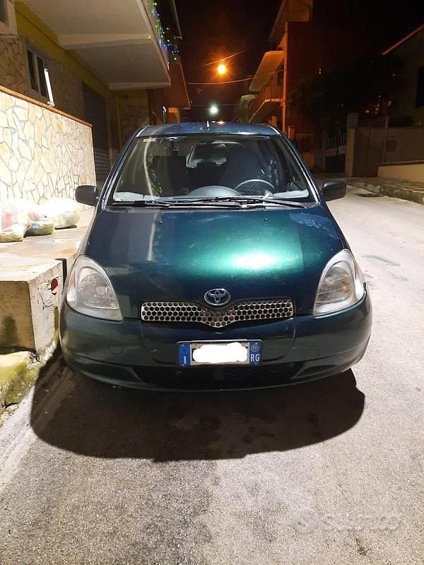 Usata Toyota Yaris Sol 68 CV (50 kW) 1999 Verde Berlina