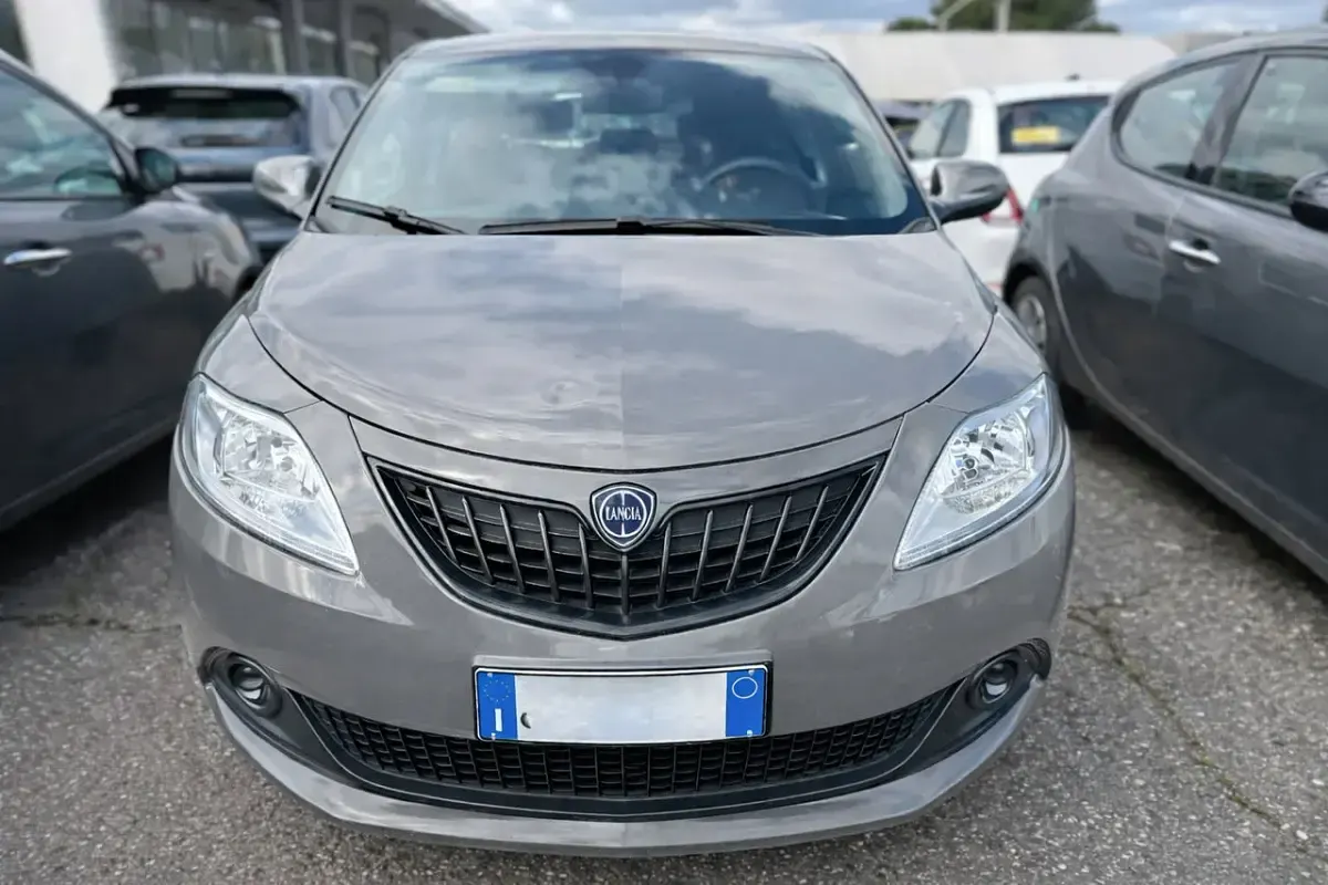 Usata Lancia Ypsilon Silver 70 CV (51 kW) 2023 Grigio Utilitaria