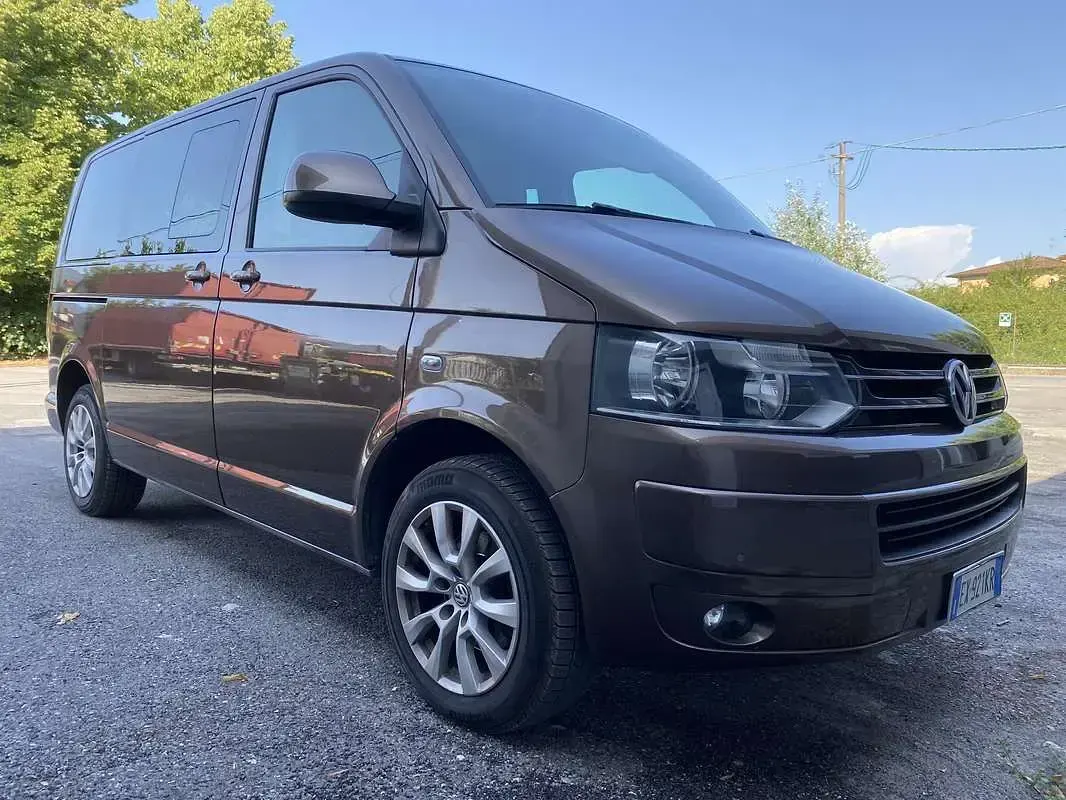 Usata VW Caravelle Comfortline 140 CV (102 kW) 2014 Marrone Furgone