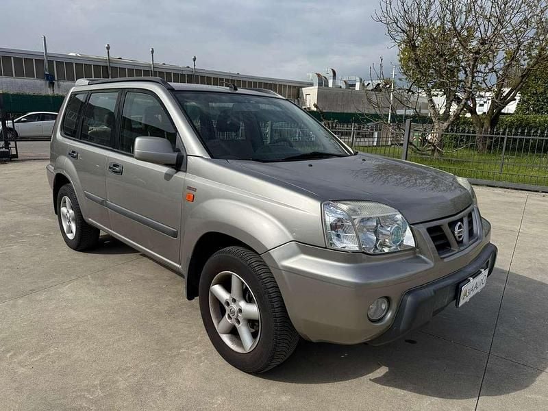 Usata Nissan X-Trail 114 CV (83 kW) 2003 Argento SUV