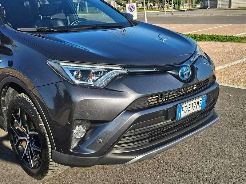 Usata Toyota RAV4 Hybrid Style 155 CV (114 kW) 2016 Grigio SUV