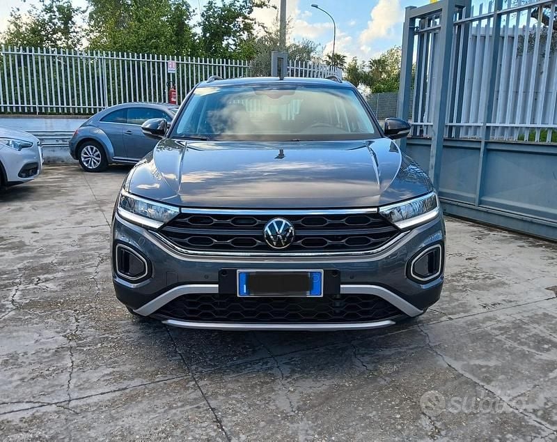 Usata VW T-Roc Life 116 CV (85 kW) 2023 Grigio SUV