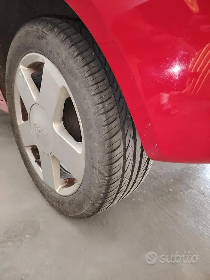 Usata Ford Fiesta 73 CV (53 kW) 2005 Rosso Utilitaria
