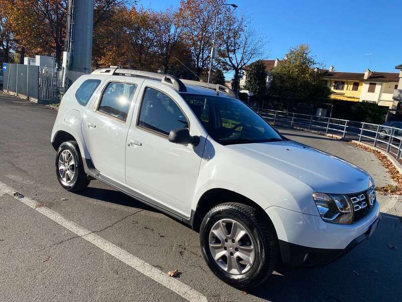 Bianco Usata 2015 Dacia Duster Ambiance SUV | 8800 € (Buon prezzo) - Immagine 1/4
