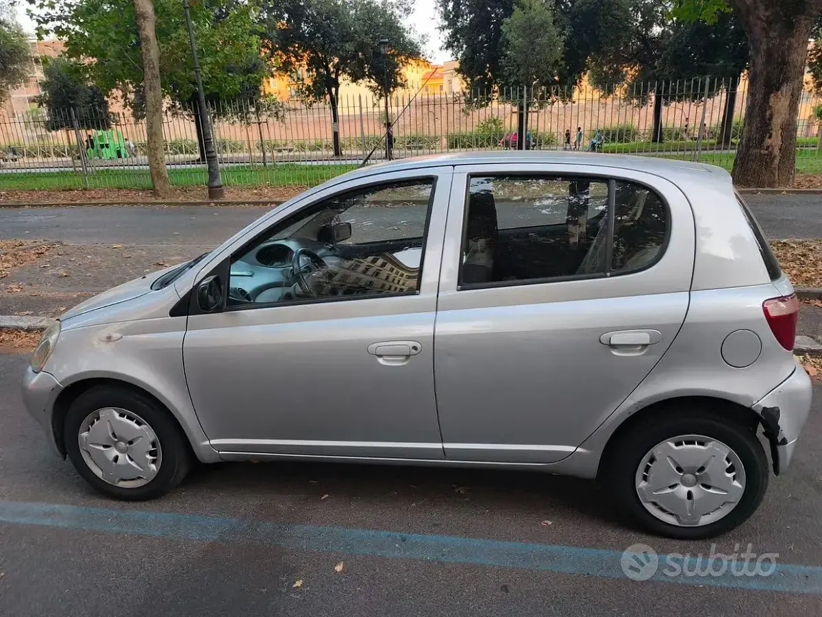 Usata Toyota Yaris 86 CV (63 kW) 2001 Grigio Berlina
