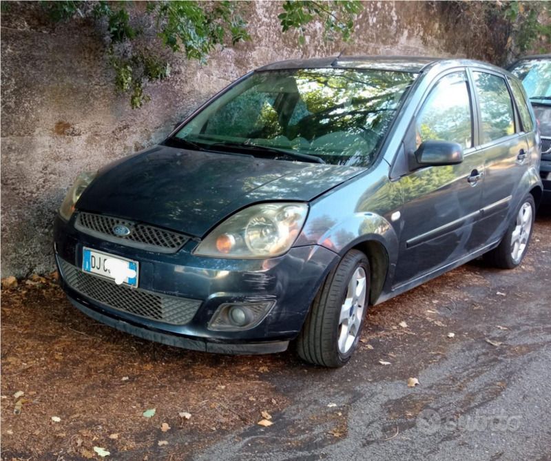 Usata Ford Fiesta 70 CV (51 kW) 2007 Grigio Utilitaria