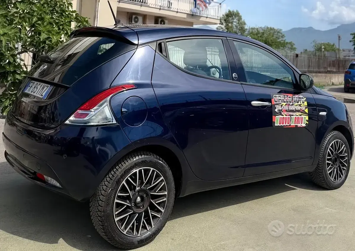 Usata Lancia Ypsilon 69 CV (50 kW) 2018 Blu Utilitaria