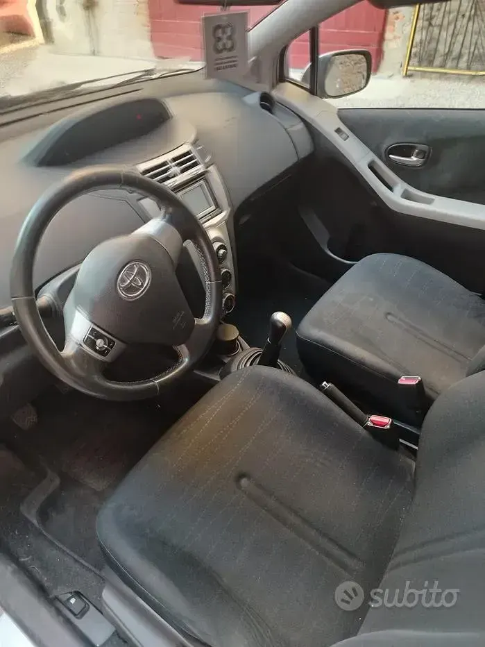 Usata Toyota Yaris Sol 87 CV (63 kW) 2007 Grigio Utilitaria
