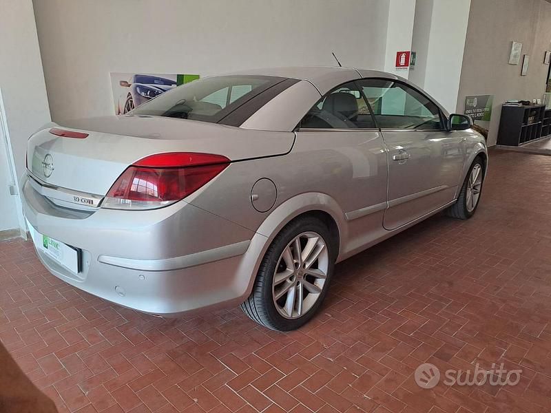 Usata Opel Astra Cabriolet Cosmo 150 CV (110 kW) 2007 Grigio Cabrio