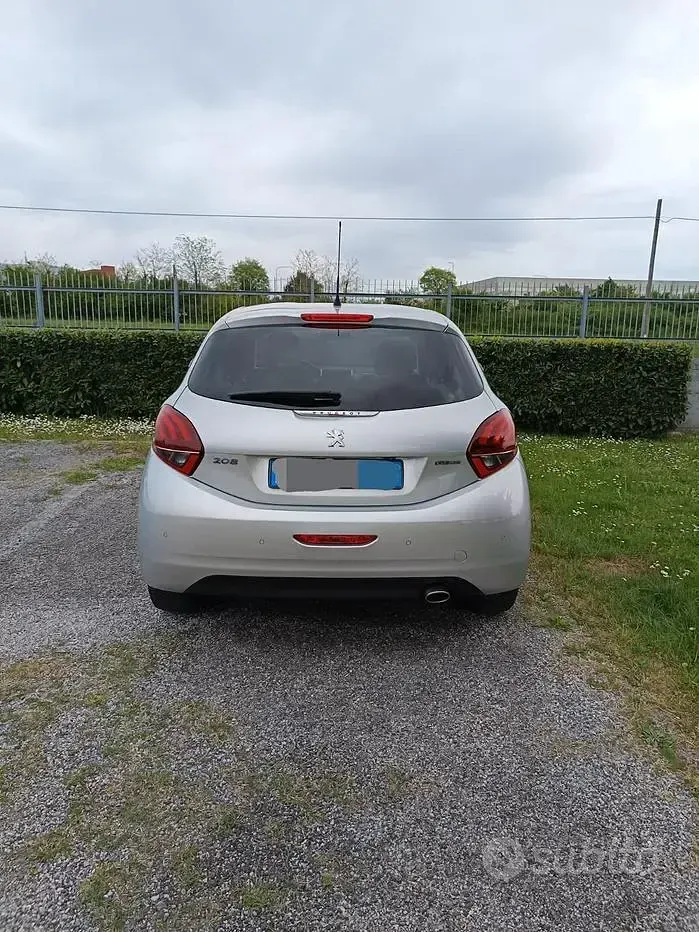 Usata Peugeot 208 GT-line 100 CV (73 kW) 2015 Grigio Utilitaria