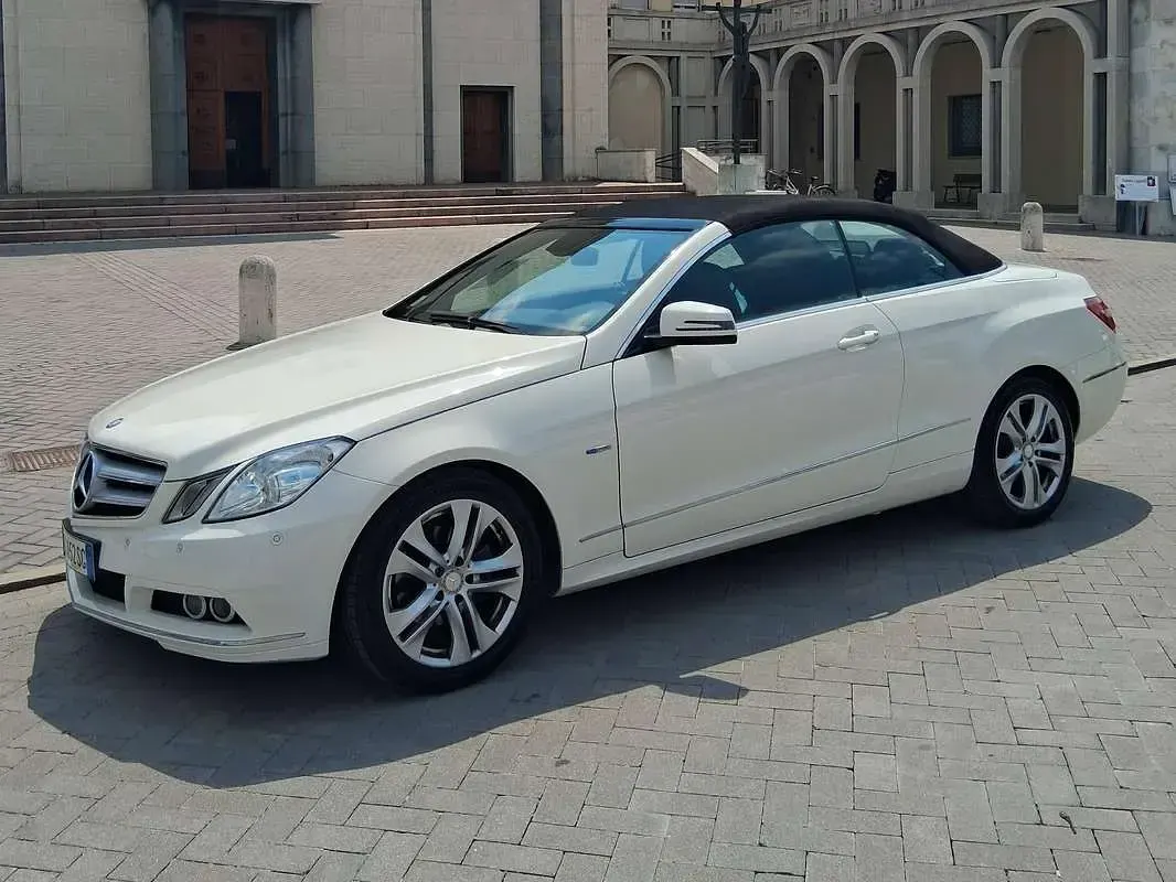 Usata Mercedes E220 Executive 170 CV (125 kW) 2011 Bianco Cabrio