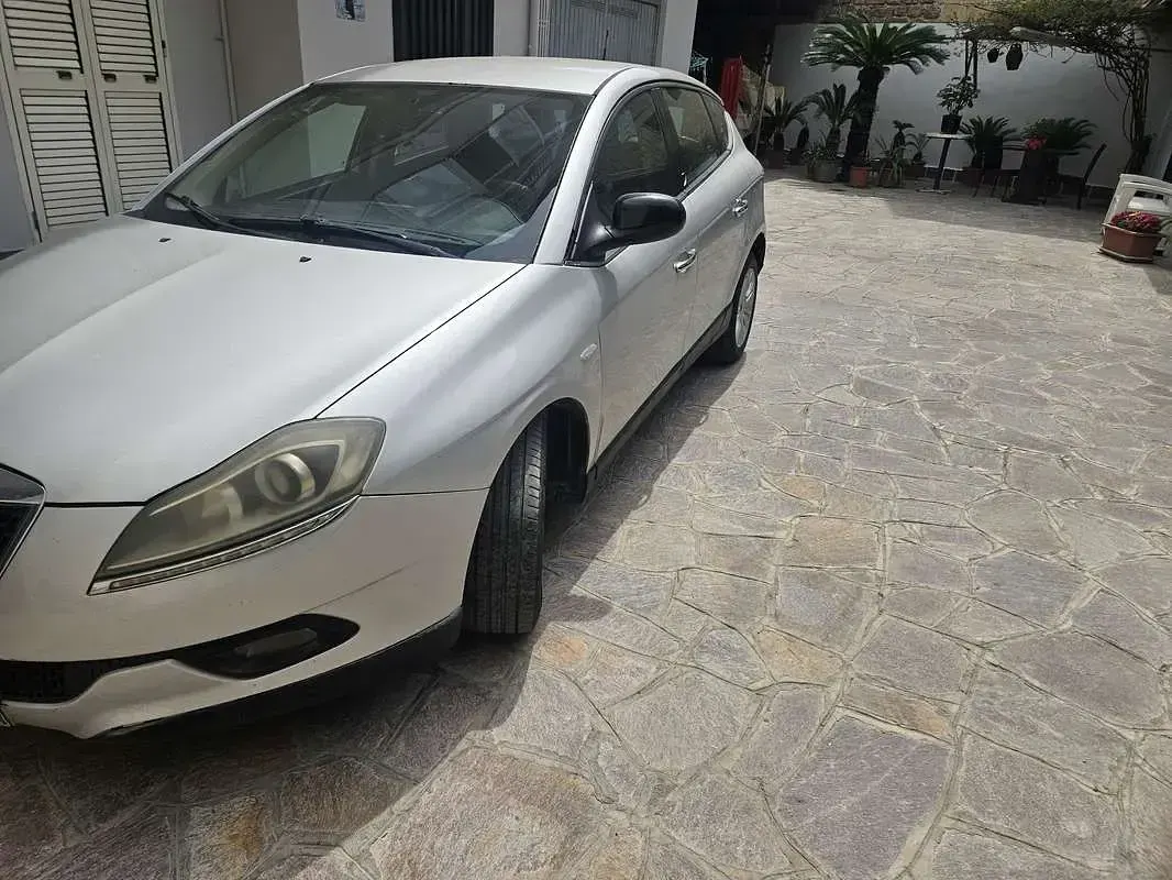Usata Lancia Delta 120 CV (88 kW) 2009 Utilitaria