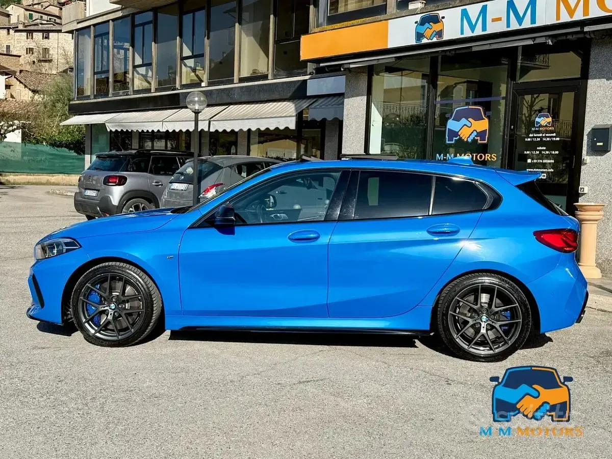 Begagnad BMW M135 Efficient Dynamics 306 HK (225 kW) 2022 Blå Halvkombi