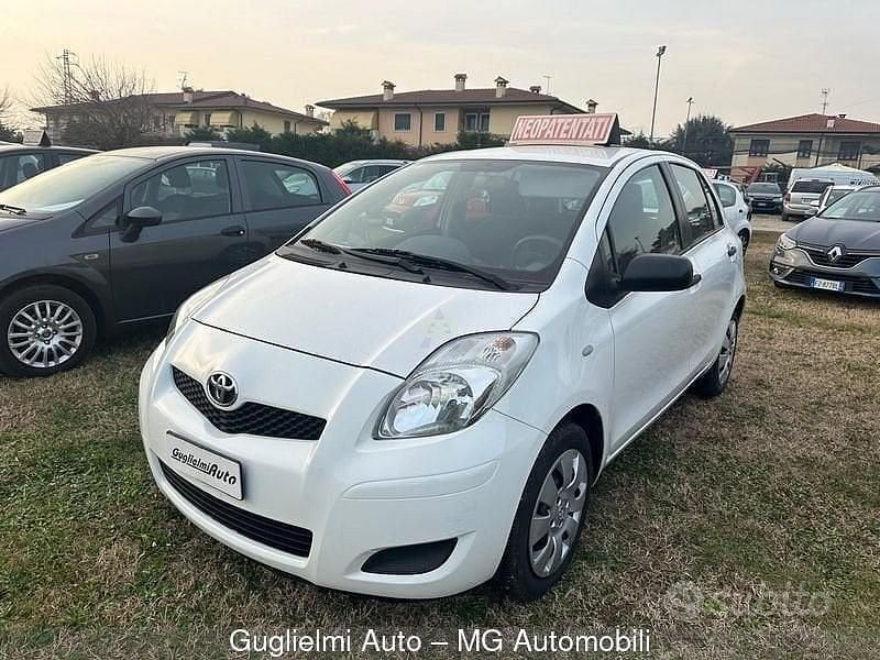 Usata Toyota Yaris Sol 69 CV (50 kW) 2010 Bianco Utilitaria