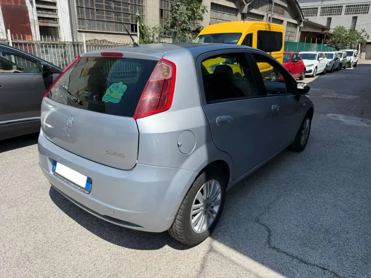 Usata Fiat Grande Punto Dynamic 90 CV (66 kW) 2007 Argento pastello Utilitaria