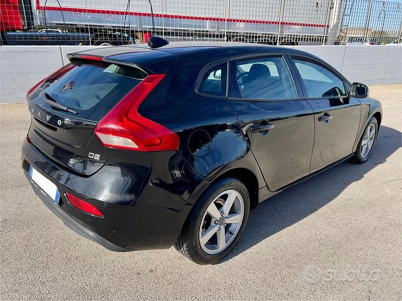 Usata Volvo V40 Kinetic 115 CV (84 kW) 2013 Nero Berlina