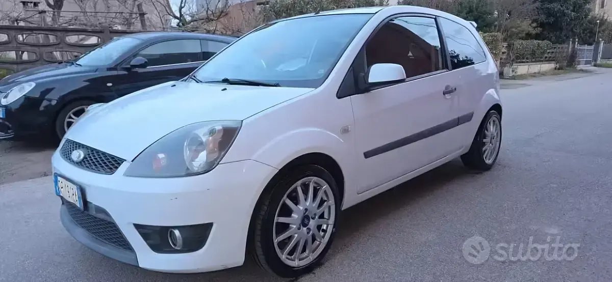 Begagnad Ford Fiesta Ghia 90 HK (66 kW) 2008 Vit Halvkombi