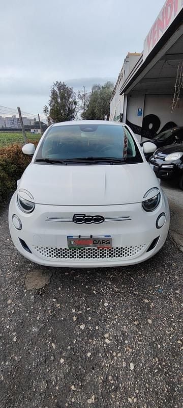Usata Fiat 500e Action 69 kW (95 CV) 2021 Bianco Berlina