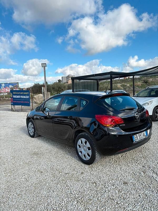 Usata Opel Astra Cosmo 100 CV (73 kW) 2010 Blu Berlina
