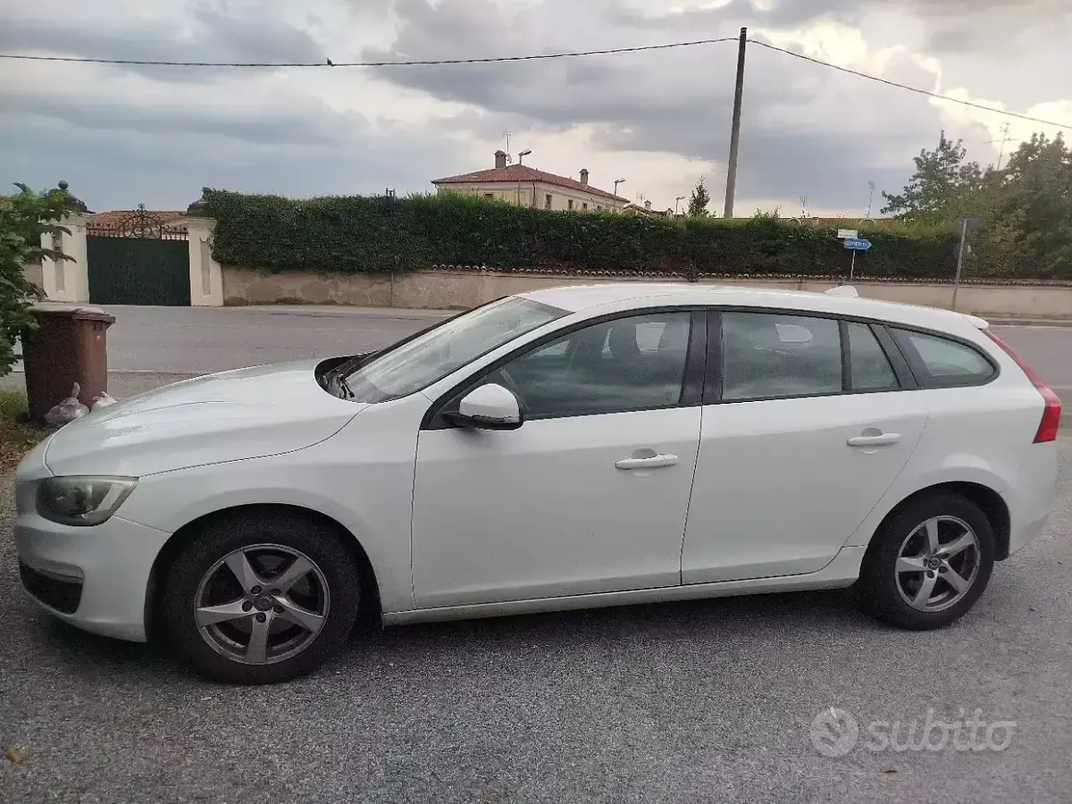 Usata Volvo V60 120 CV (88 kW) 2015 Bianco Station wagon