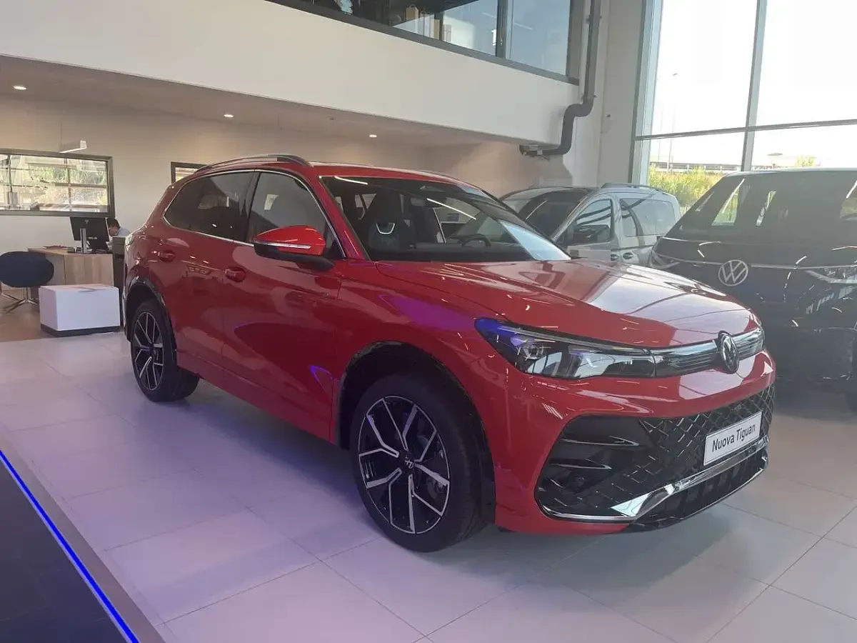 Nuova VW Tiguan R-line 150 CV (110 kW) 2025 Persimmon red metallizzato SUV