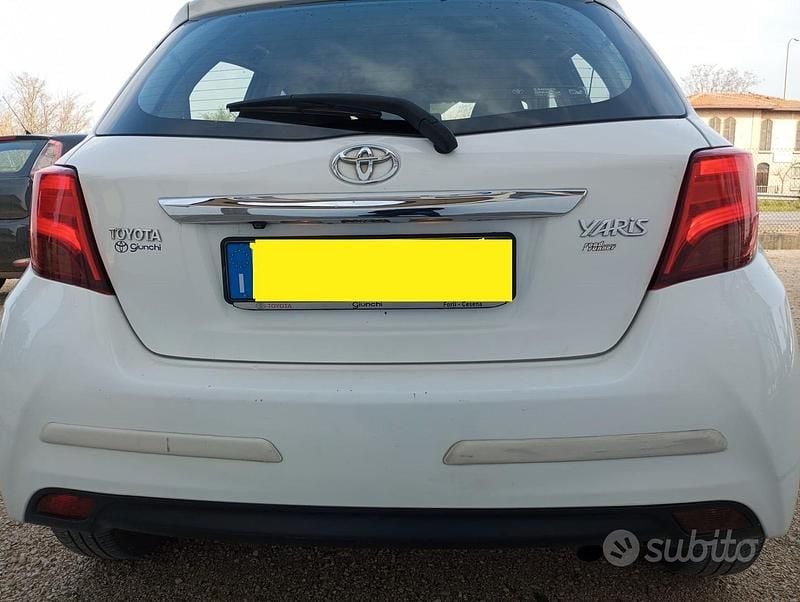 Usata Toyota Yaris Lounge 99 CV (72 kW) 2015 Bianco Utilitaria