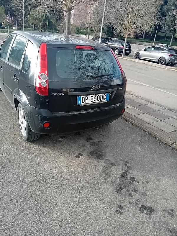 Usata Ford Fiesta 90 CV (66 kW) 2007 Nero Utilitaria