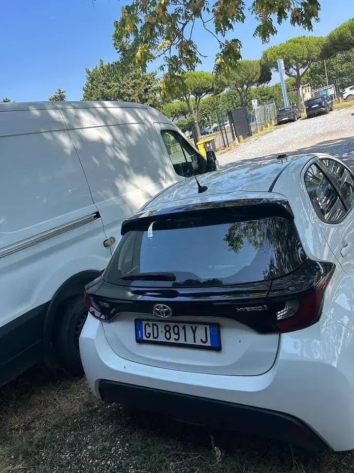 Usata Toyota Yaris Hybrid Trend 92 CV (67 kW) 2021 Bianco Berlina