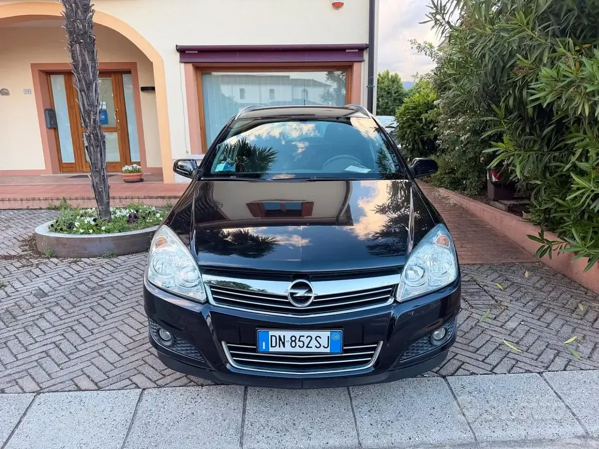 Usata Opel Astra Enjoy 90 CV (66 kW) 2008 Nero Station wagon