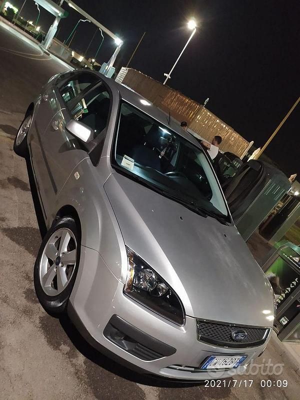 Begagnad Ford Focus 109 HK (80 kW) 2005 Grå Sedan