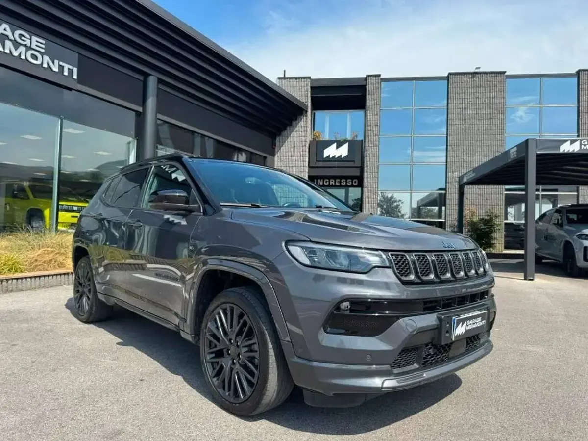 Usata Jeep Compass 241 CV (177 kW) 2022 Grigio SUV