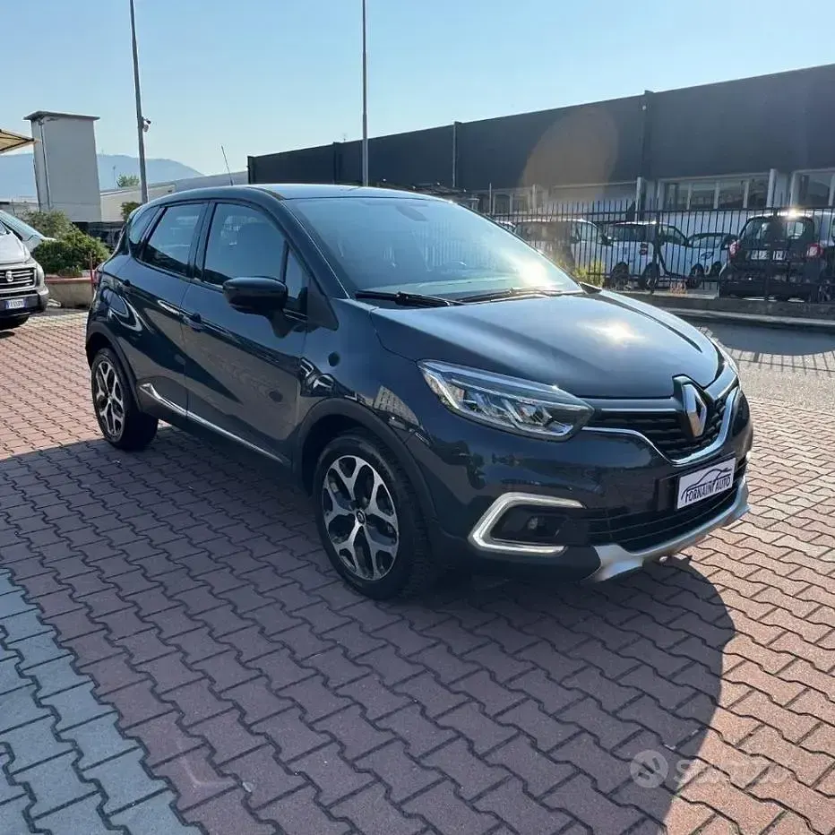 Usata Renault Captur Intens 90 CV (66 kW) 2017 Blue marine SUV