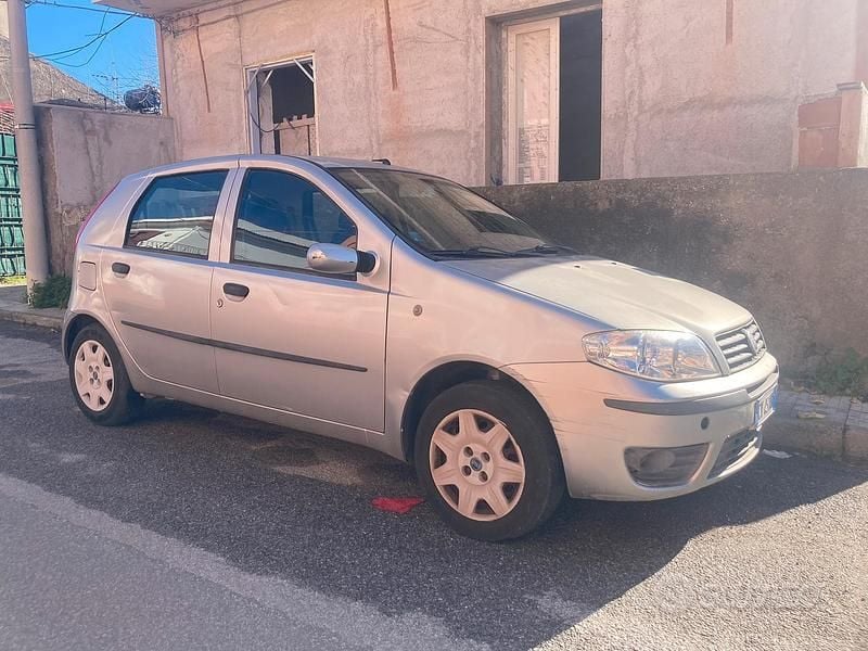 Grigio Usata 2004 Fiat Punto Due volumi | 2000 € (Buon prezzo) - Immagine 1/4