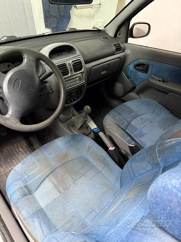 Usata Renault Clio II 58 CV (42 kW) 2000 Grigio Utilitaria