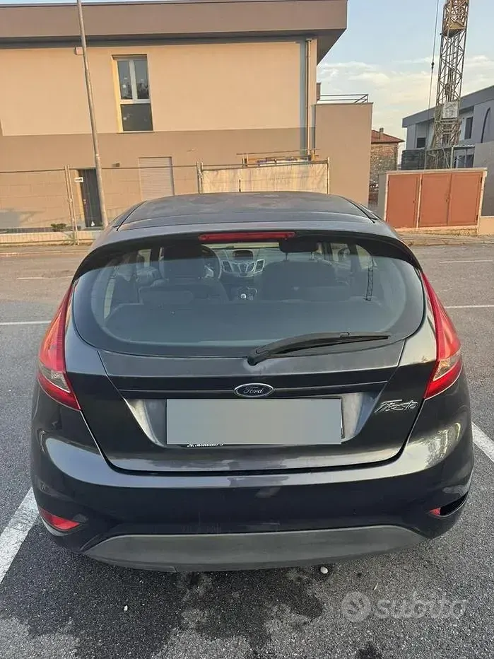Usata Ford Fiesta 97 CV (71 kW) 2010 Marrone Berlina