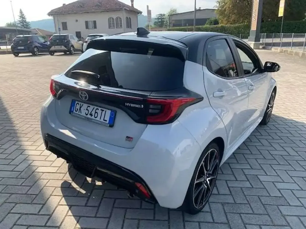 Usata Toyota Yaris Hybrid Sport 116 CV (85 kW) 2022 Grigio Berlina