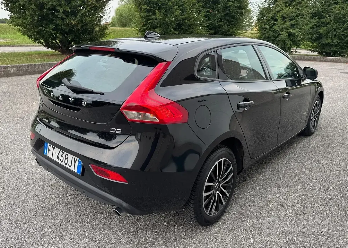 Usata Volvo V40 Business Edition 120 CV (88 kW) 2018 Nero Berlina