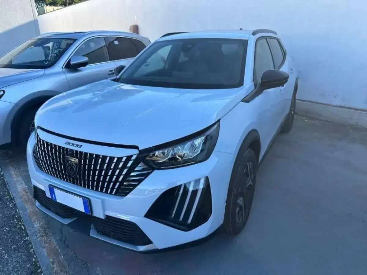 Usata Peugeot 2008 Allure 101 CV (74 kW) 2025 Bianco SUV