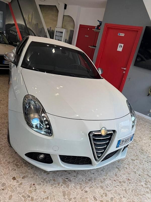 Bianco Usata 2012 Alfa Romeo Giulietta Exclusive Tre volumi | 5990 € (Buon prezzo) - Immagine 1/4