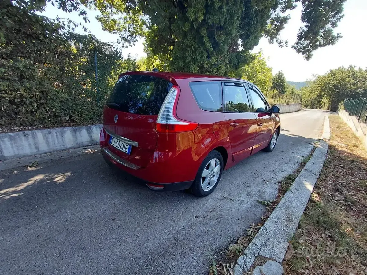 Usata Renault Grand Scénic III 110 CV (80 kW) 2011 Rosso Monovolume