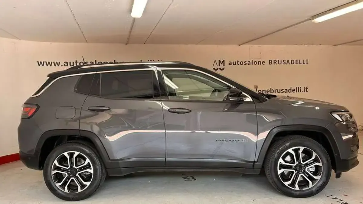 Usata Jeep Compass Limited 190 CV (139 kW) 2021 Graphite grey con tetto nero SUV